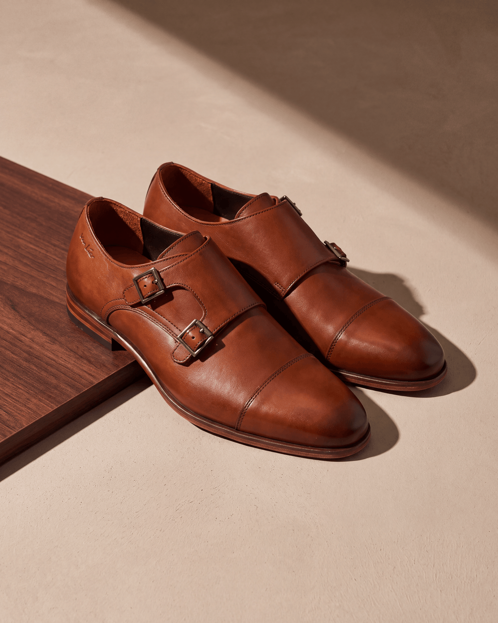 Cognac gladleren Rhodes gespschoen – het paar op hout en pleisterwerk