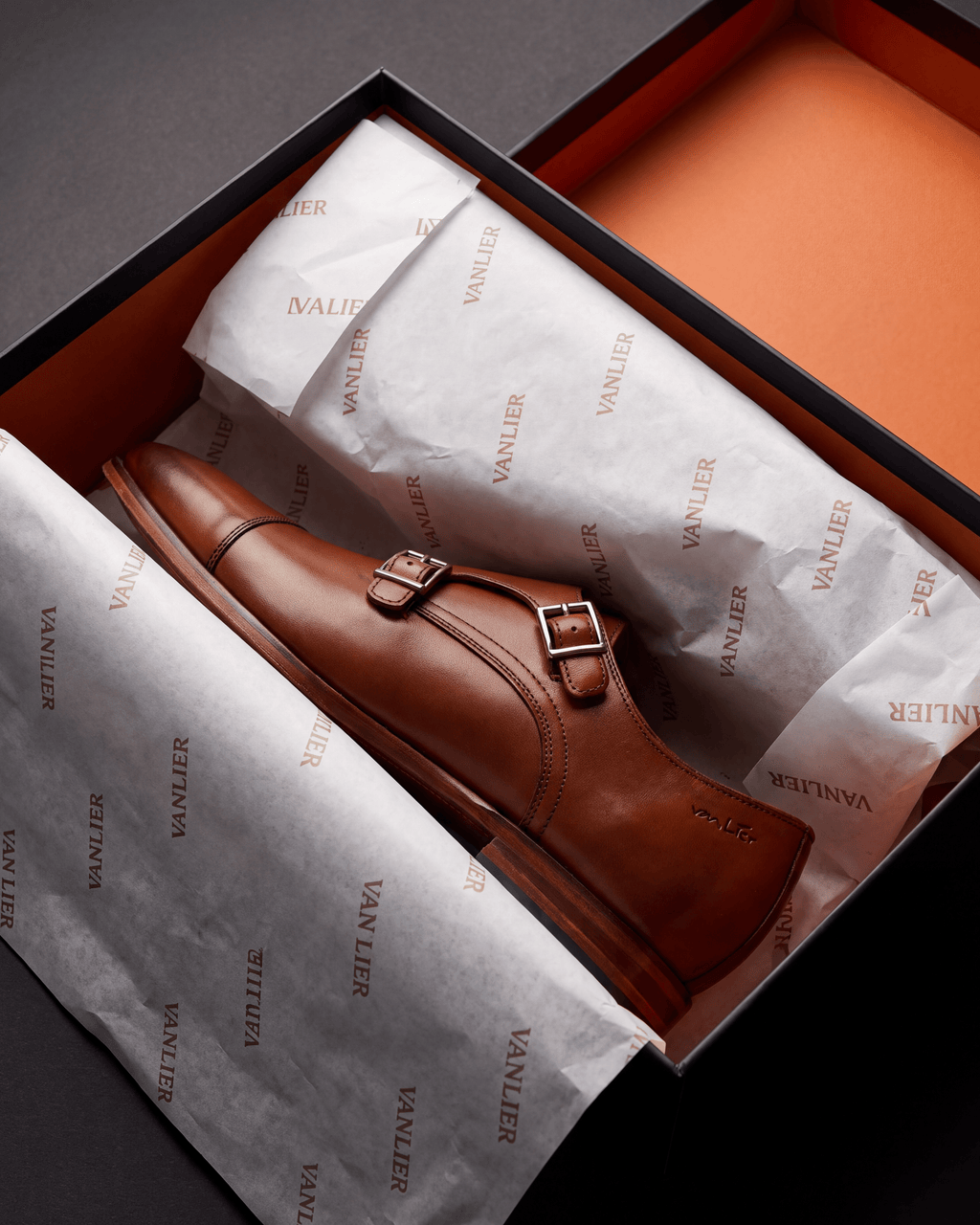 Cognac gladleren Rhodes gespschoen – in de open schoenendoos