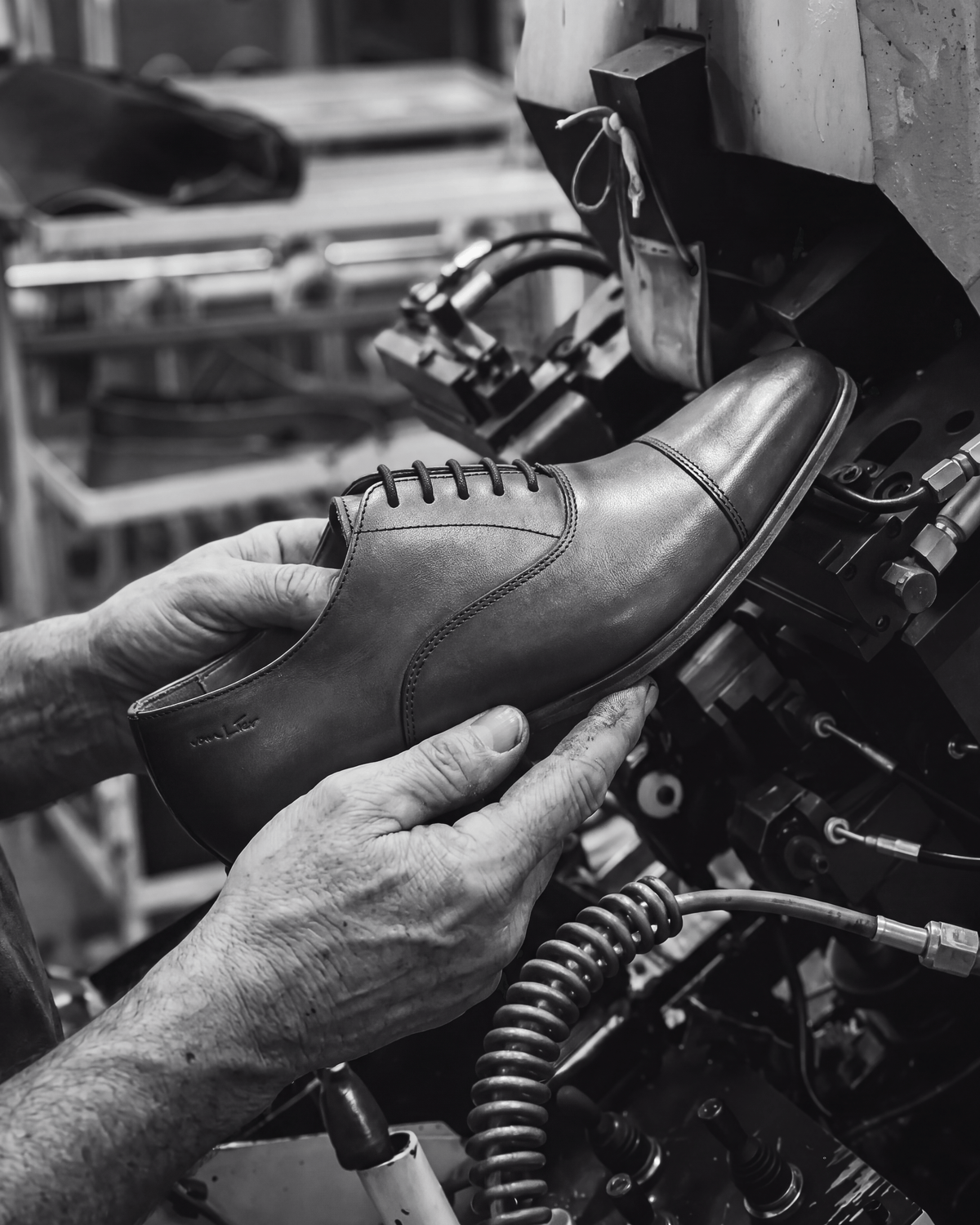 Cognac gladleren Rhodes veterschoen – vakmanschap in de fabriek