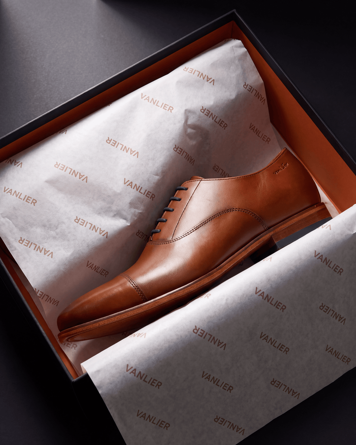 Cognac gladleren Rhodes veterschoen – in de open schoenendoos
