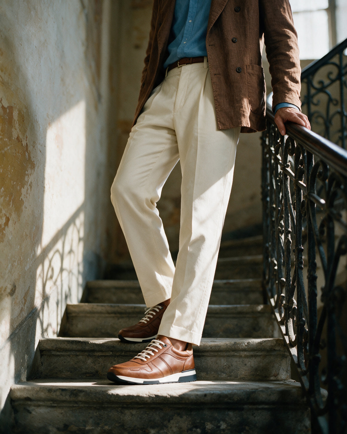 Cognac gladleren Positano sneaker – gedragen, pauze op de trap, tweede opname
