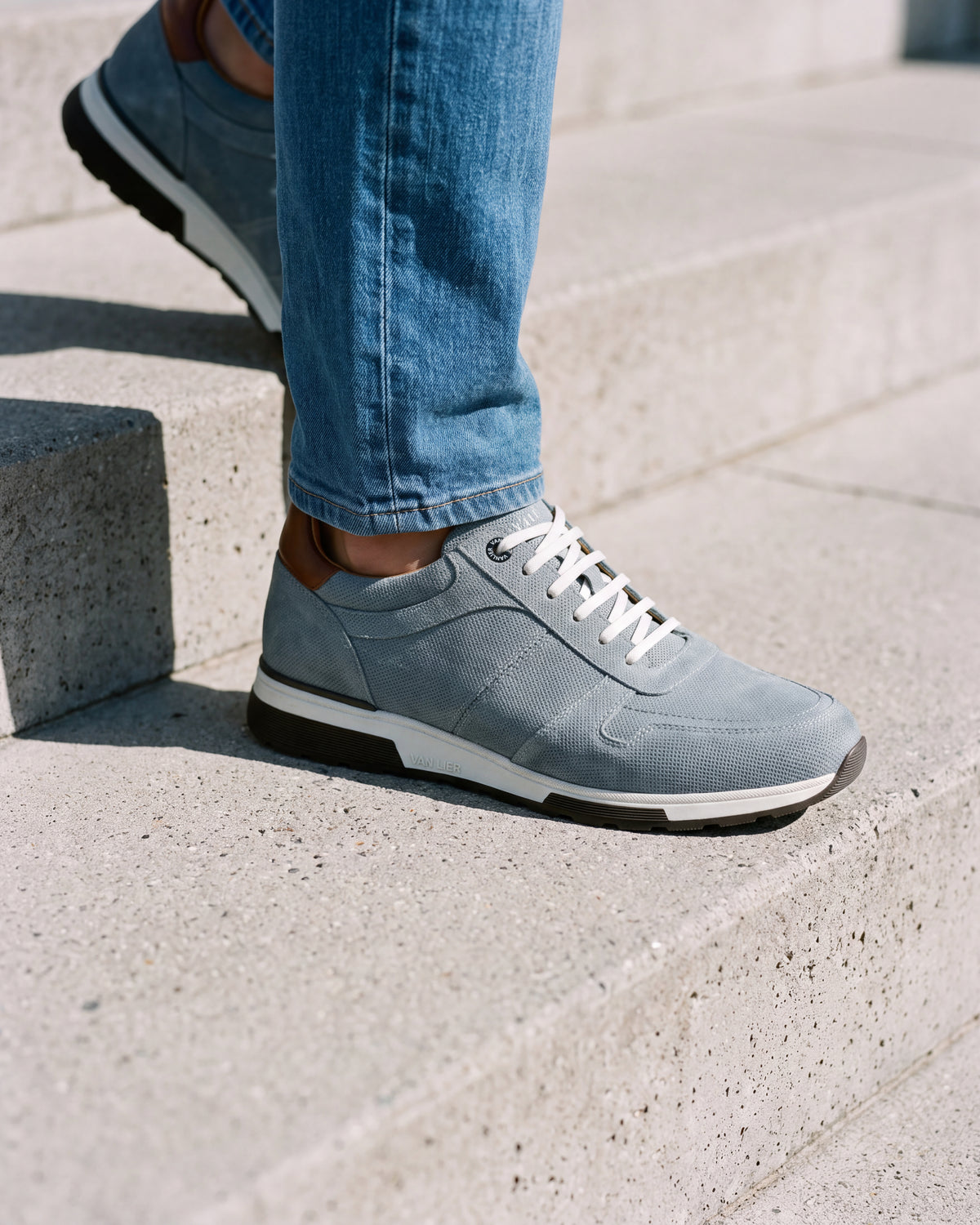 Grijs blauw suède Positano sneaker – close-up van het paar op een betonnen vloer
