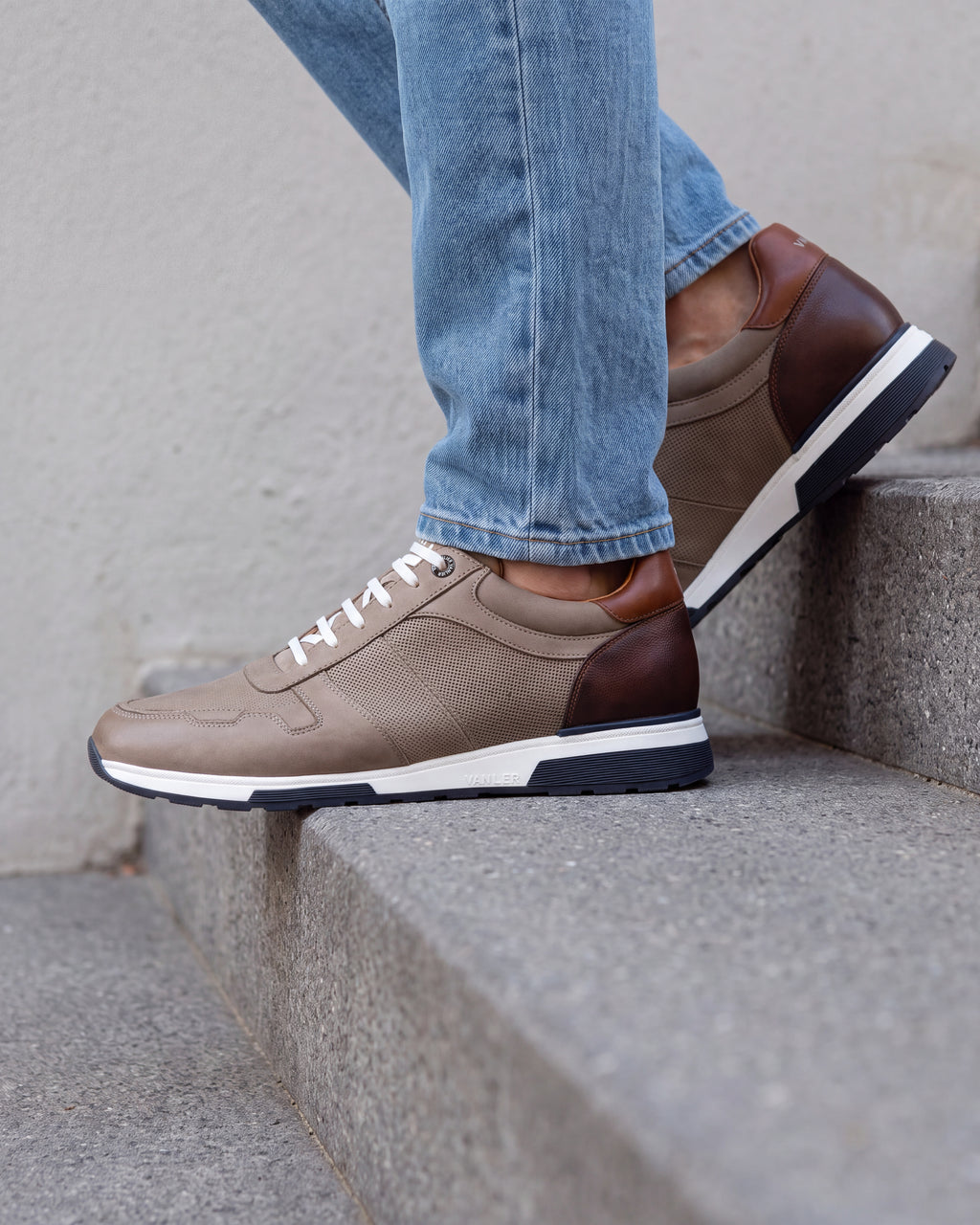 Taupe nubuck Positano sneaker – close-up van het paar op beton
