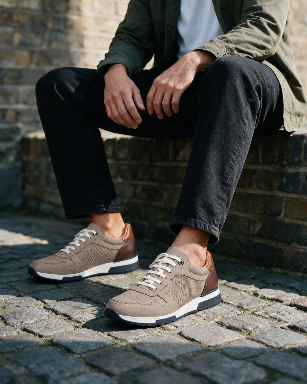 Taupe nubuck Positano sneaker – gedragen, gezeten op een trap