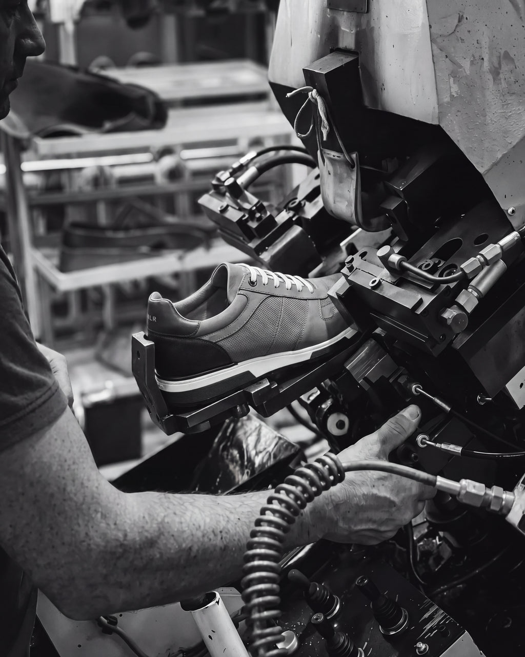 Taupe nubuck Positano sneaker – vakmanschap, het paar in de werkplaats