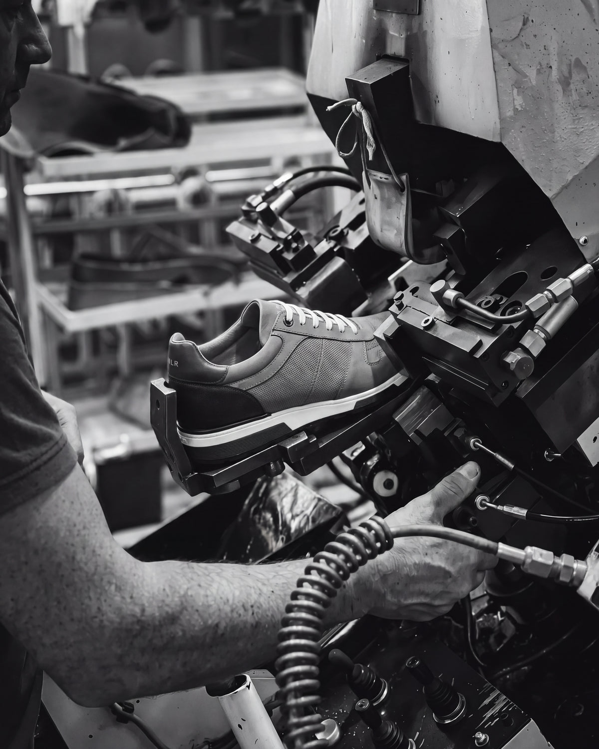 Taupe nubuck Positano sneaker – vakmanschap, het paar in de werkplaats