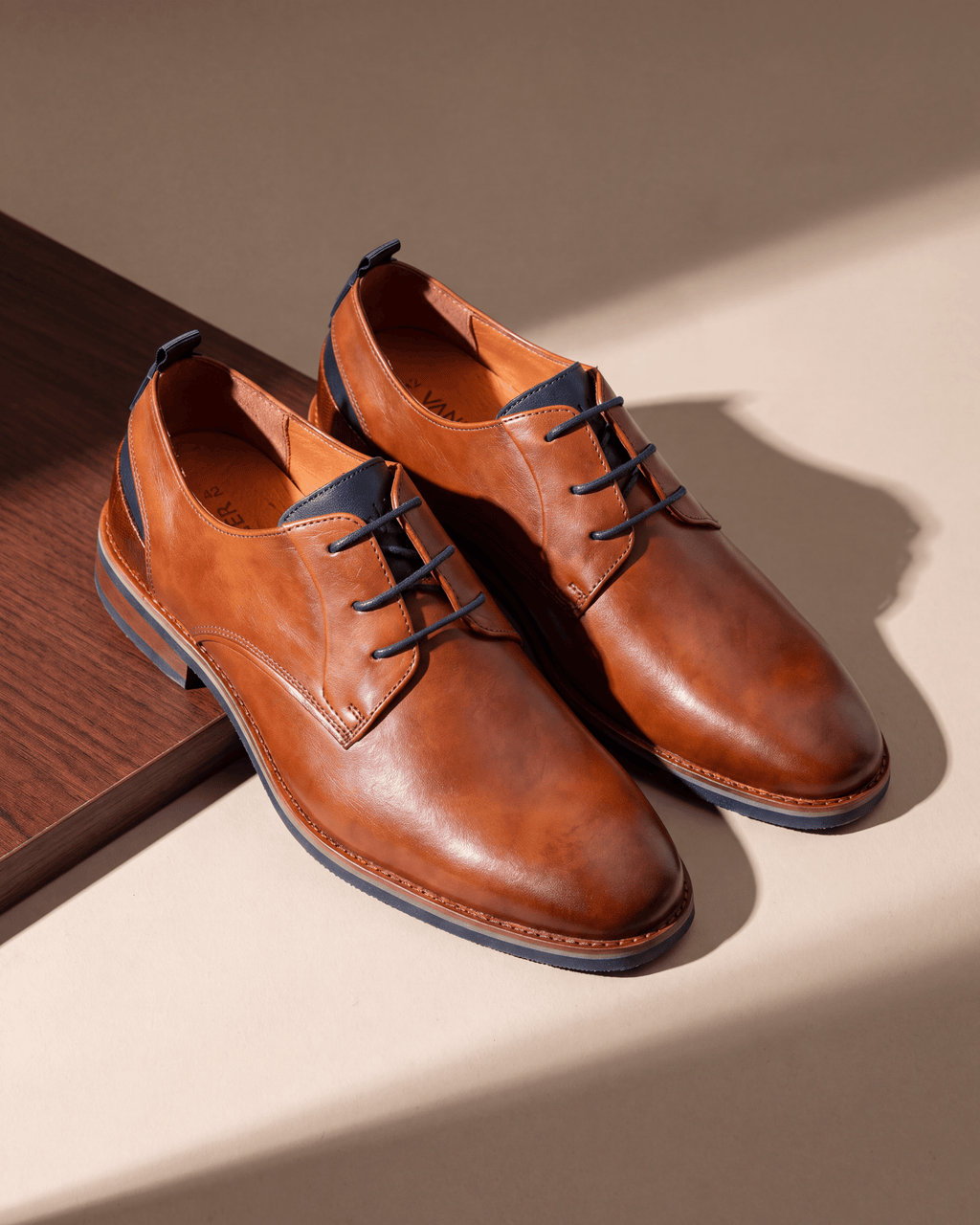 Cognac gladleren Amalfi veterschoen – het paar op hout en pleisterwerk