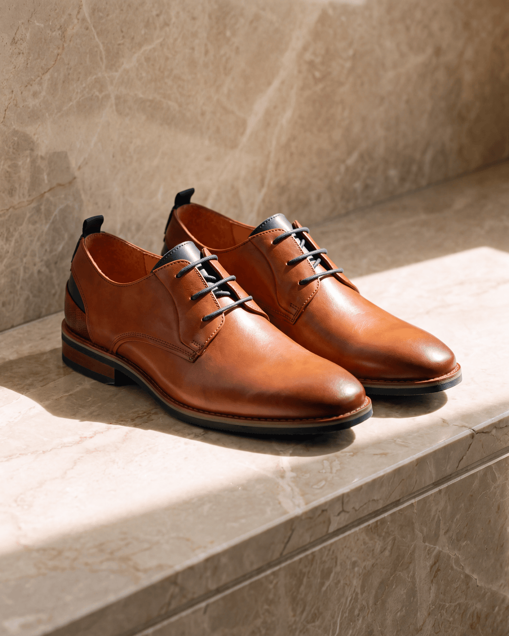 Cognac gladleren Amalfi veterschoen – het paar op warm marmer