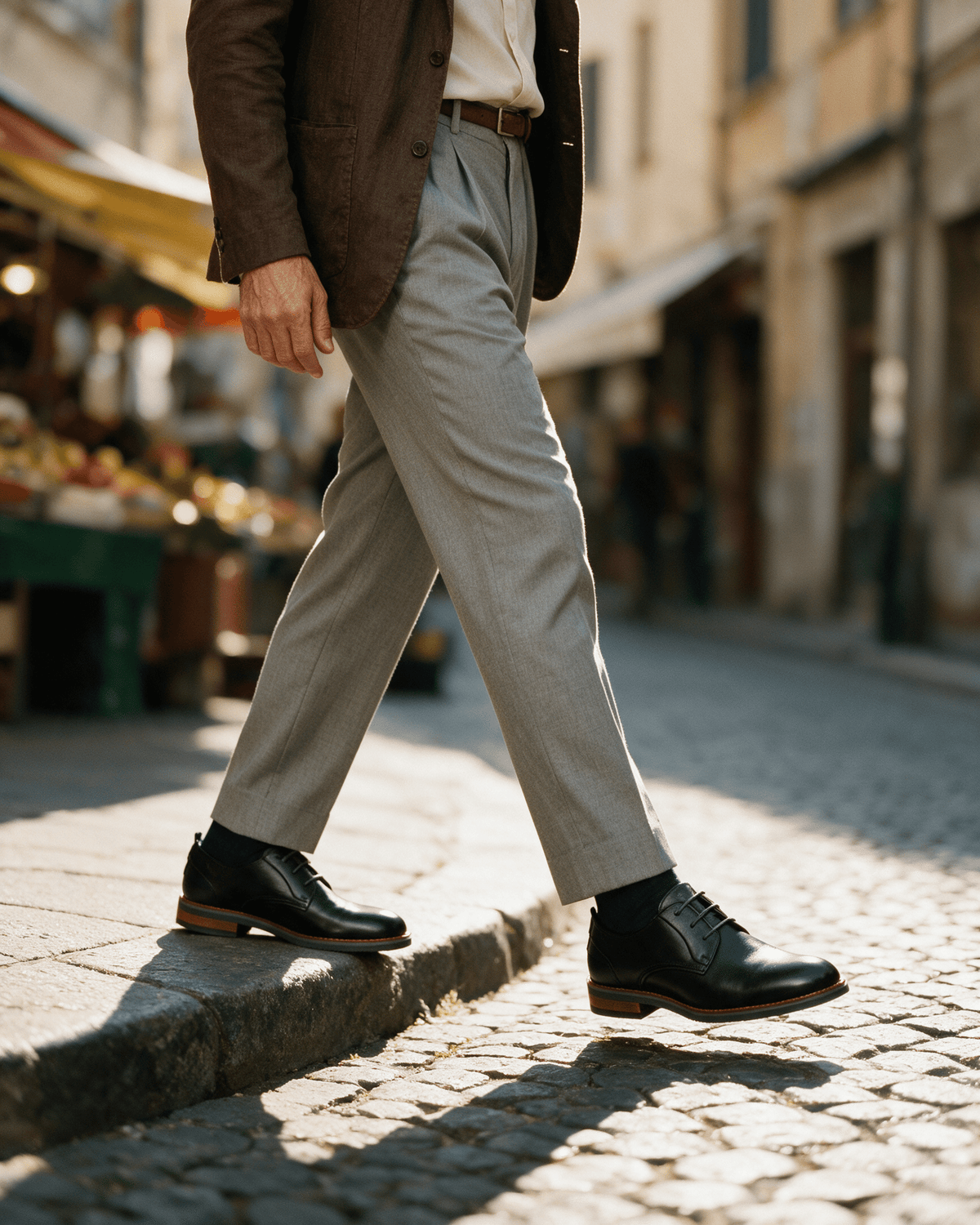 Zwart gladleren Amalfi veterschoen – gedragen, van een stoeprand stappend