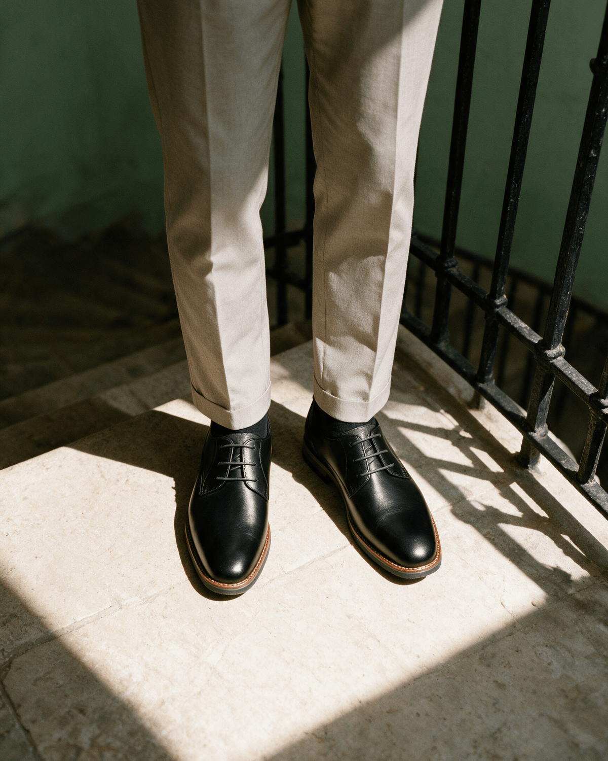 Zwart gladleren Amalfi veterschoen – gedragen, van bovenaf gezien