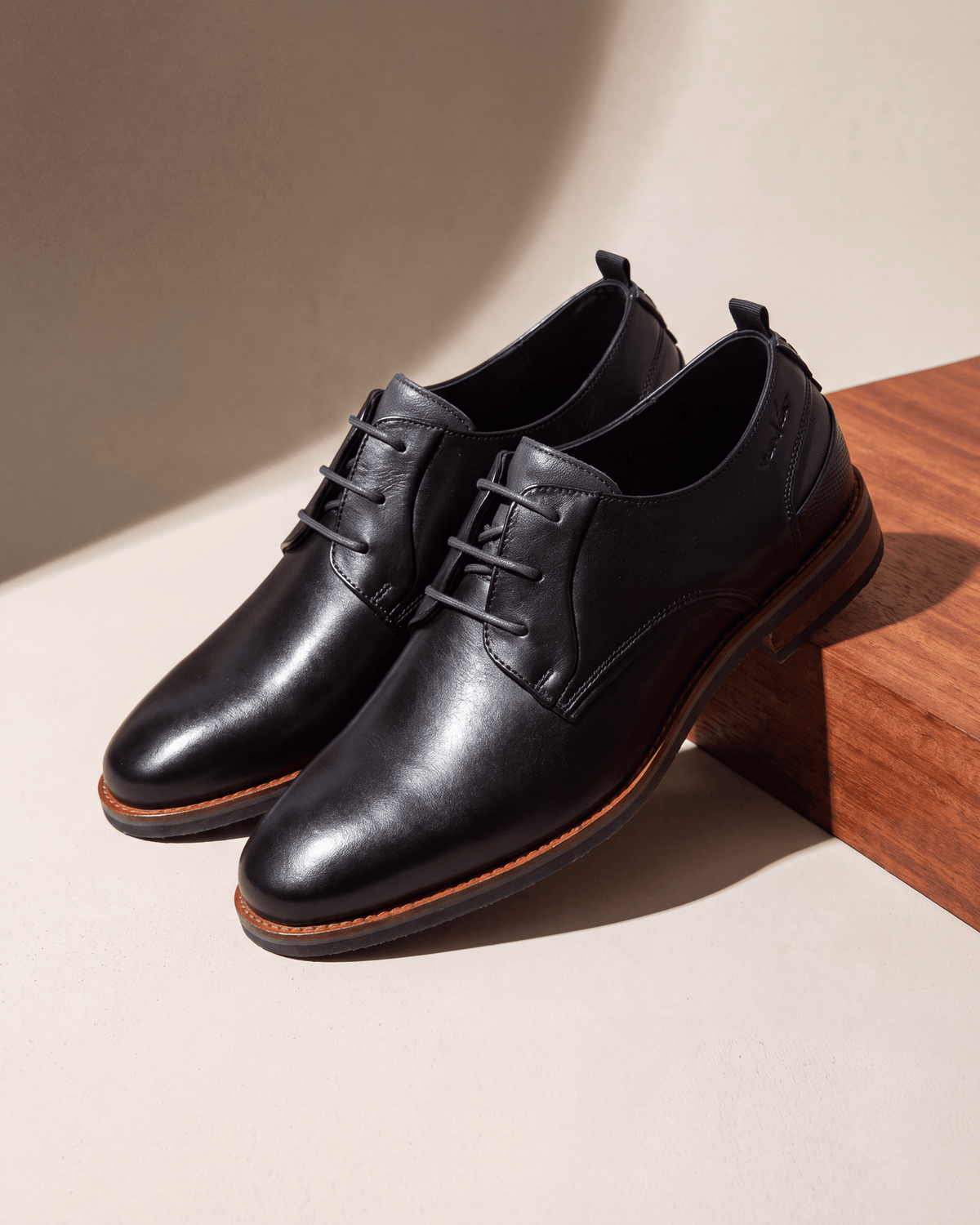 Zwart gladleren Amalfi veterschoen – het paar op hout en pleisterwerk