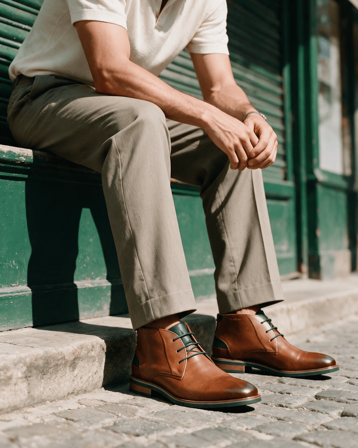 Cognac gladleren Amalfi halfhoge veterschoen – gedragen, zittend op een trede
