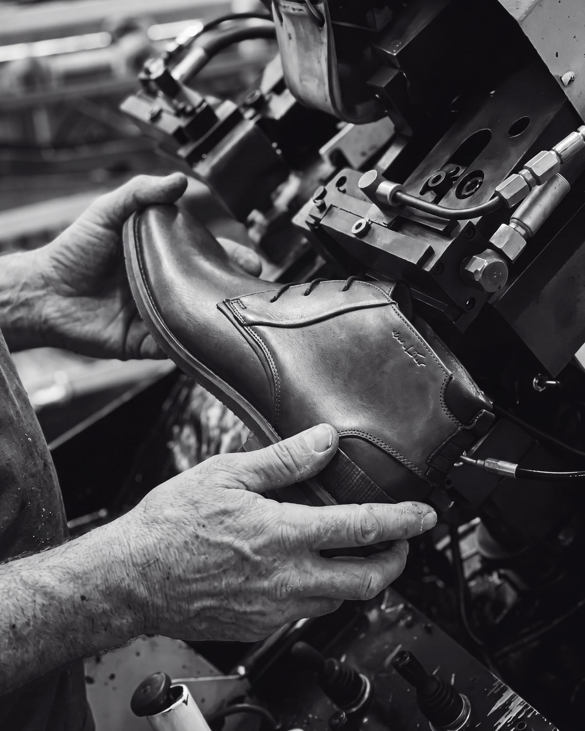 Cognac gladleren Amalfi halfhoge veterschoen – vakmanschap in de fabriek