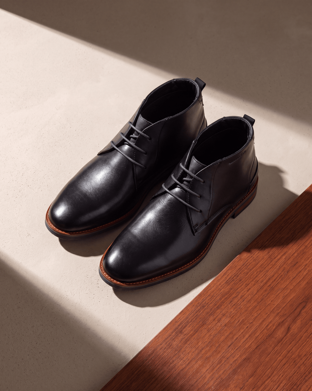 Zwart gladleren Amalfi halfhoge veterschoen – het paar op hout en pleisterwerk