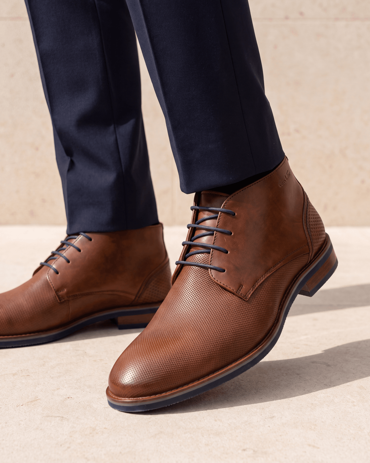 Licht cognac gladleren Amalfi halfhoge veterschoen – het paar op een kalkstenen vloer
