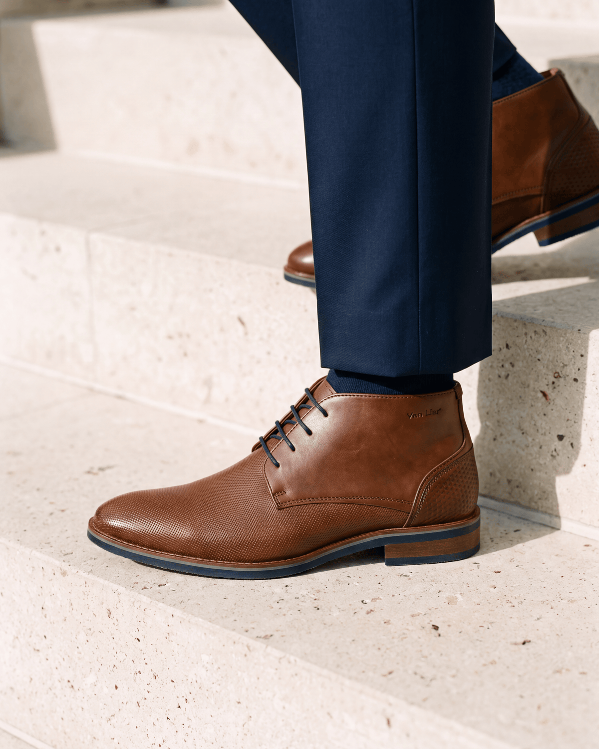 Licht cognac gladleren Amalfi halfhoge veterschoen – close-up van het paar op kalksteen