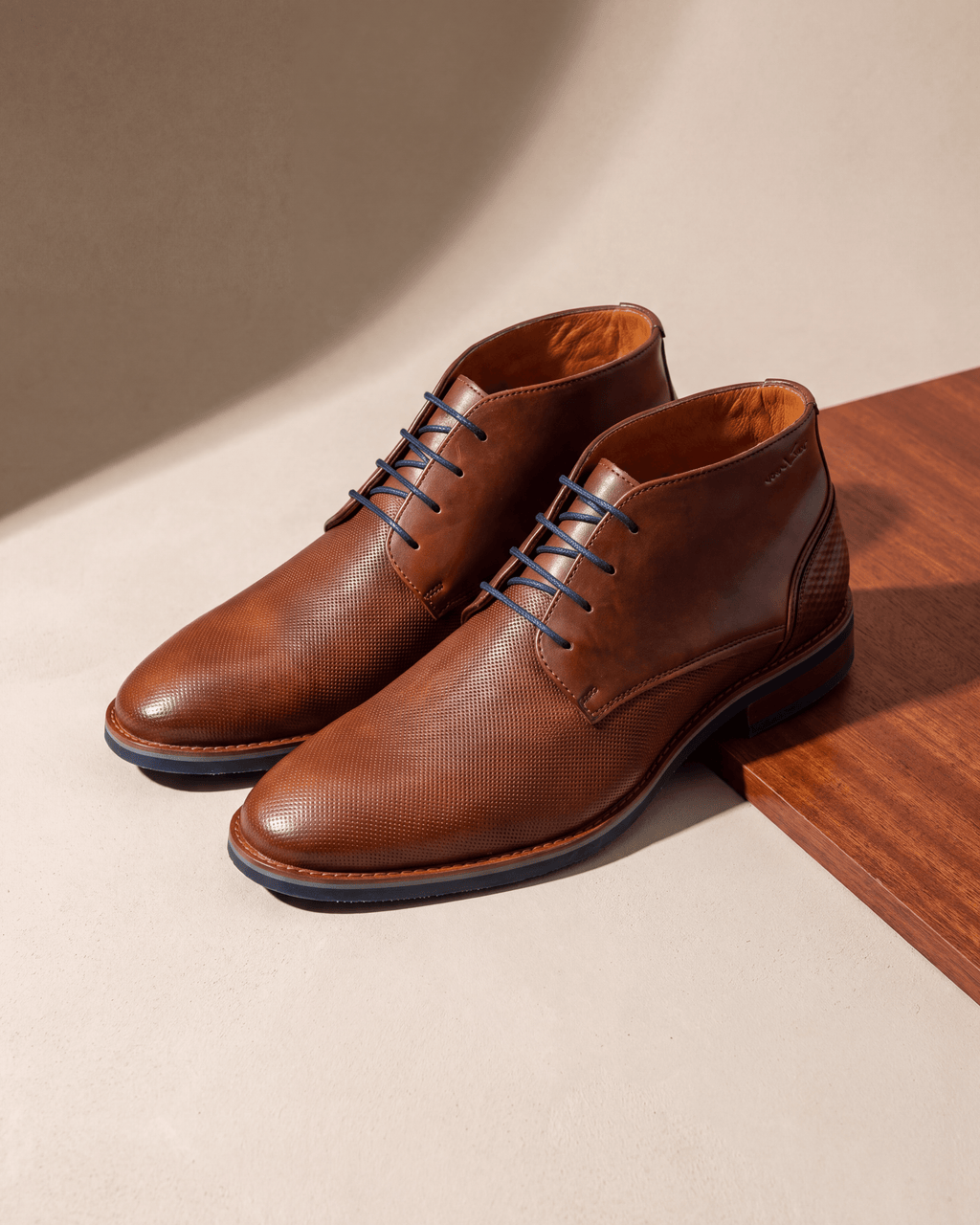 Licht cognac gladleren Amalfi halfhoge veterschoen – het paar op hout en pleisterwerk