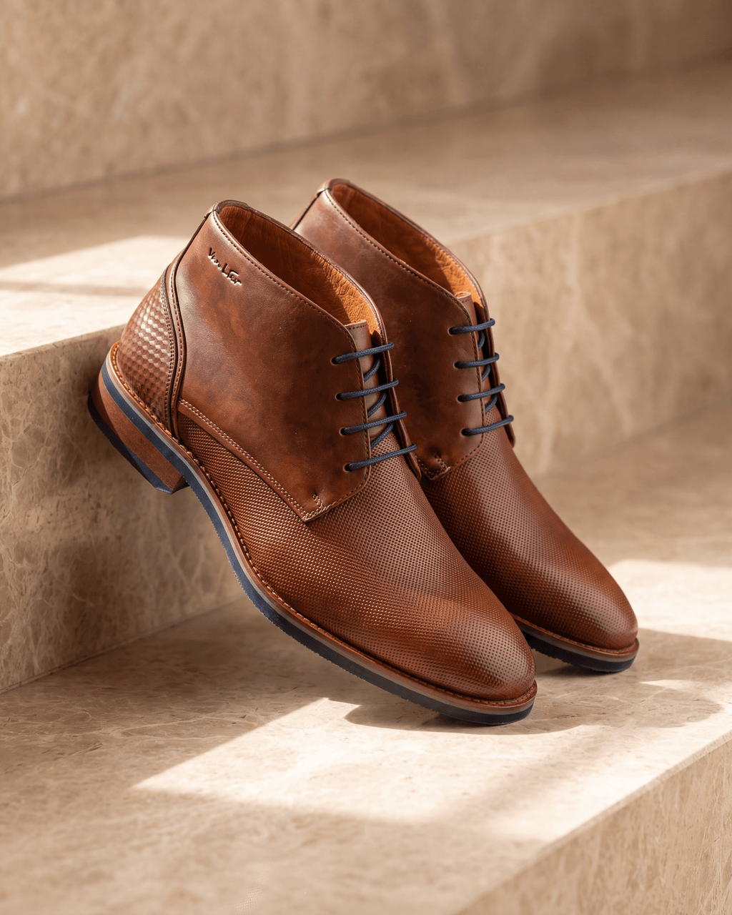 Licht cognac gladleren Amalfi halfhoge veterschoen – detail op warm marmer