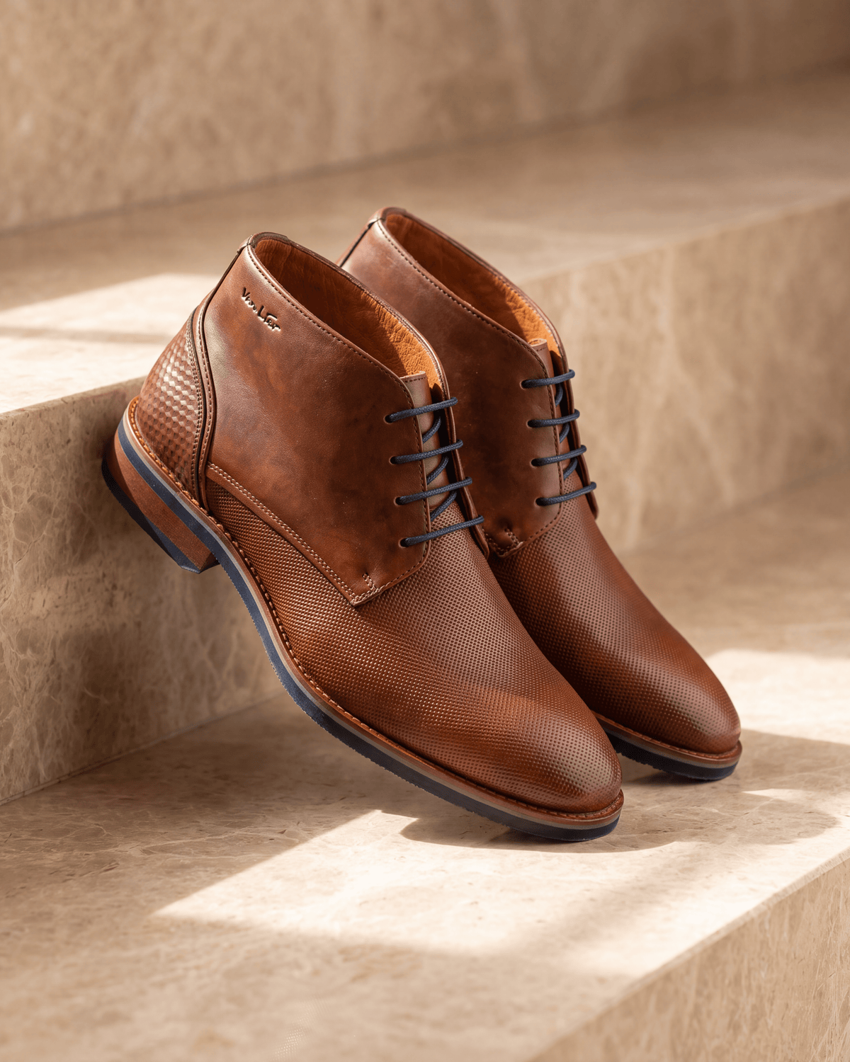 Licht cognac gladleren Amalfi halfhoge veterschoen – detail op warm marmer