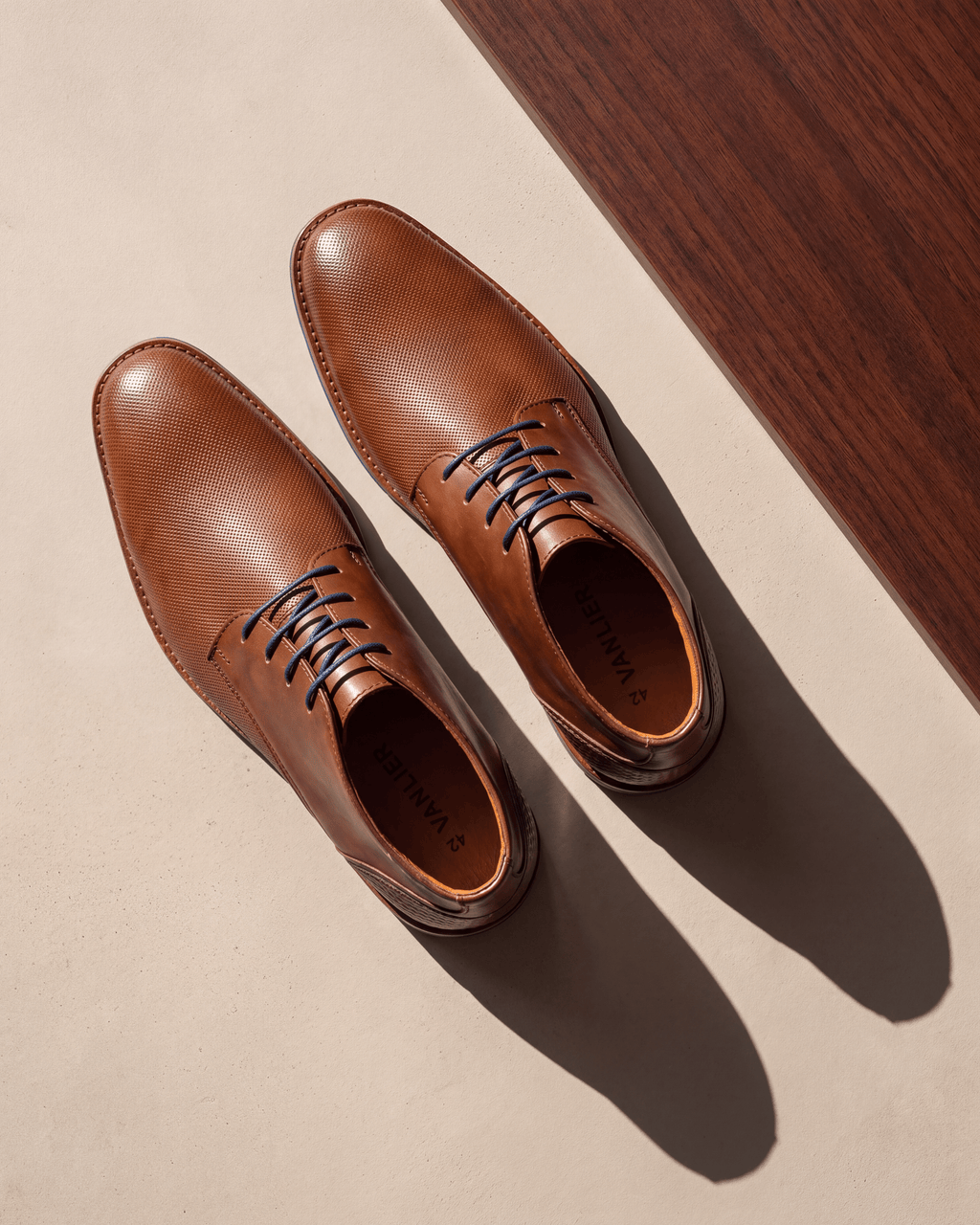 Licht cognac gladleren Amalfi halfhoge veterschoen – detail op hout en pleisterwerk