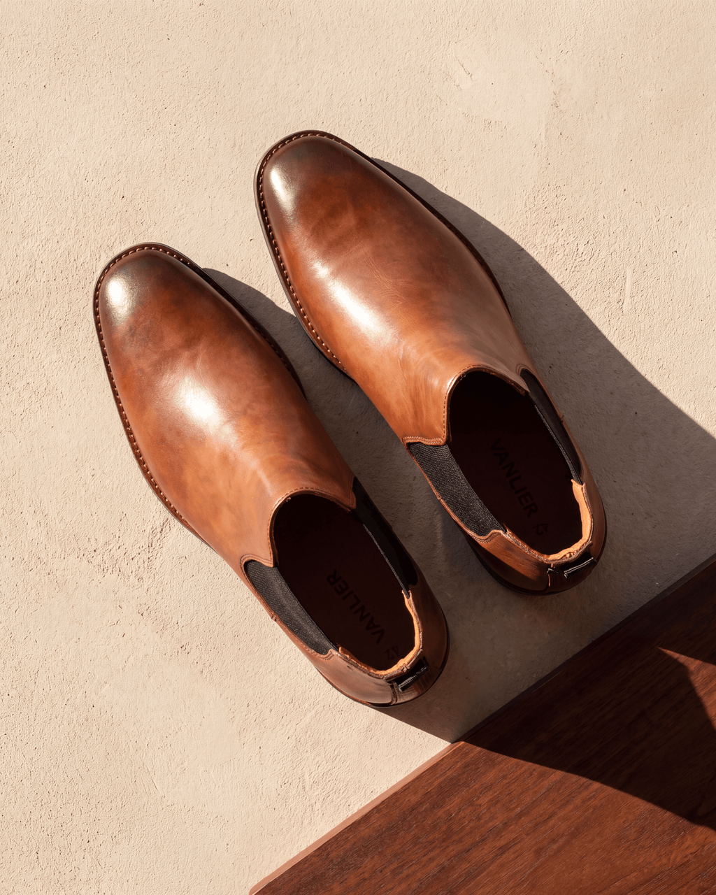 Cognac gladleren Amalfi chelsea boot – stilleven op hout en pleisterwerk