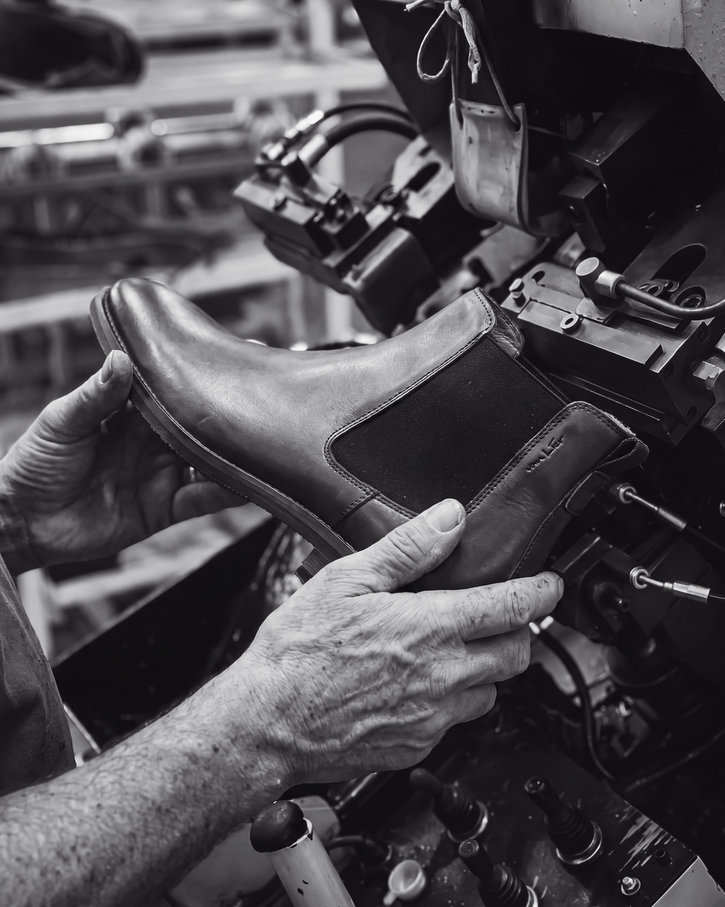 Cognac gladleren Amalfi chelsea boot – ambachtelijke productie in de fabriek