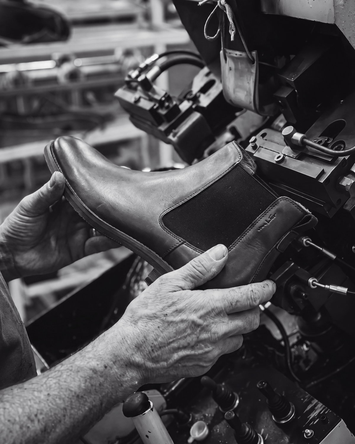 Cognac gladleren Amalfi chelsea boot – ambachtelijke productie in de fabriek