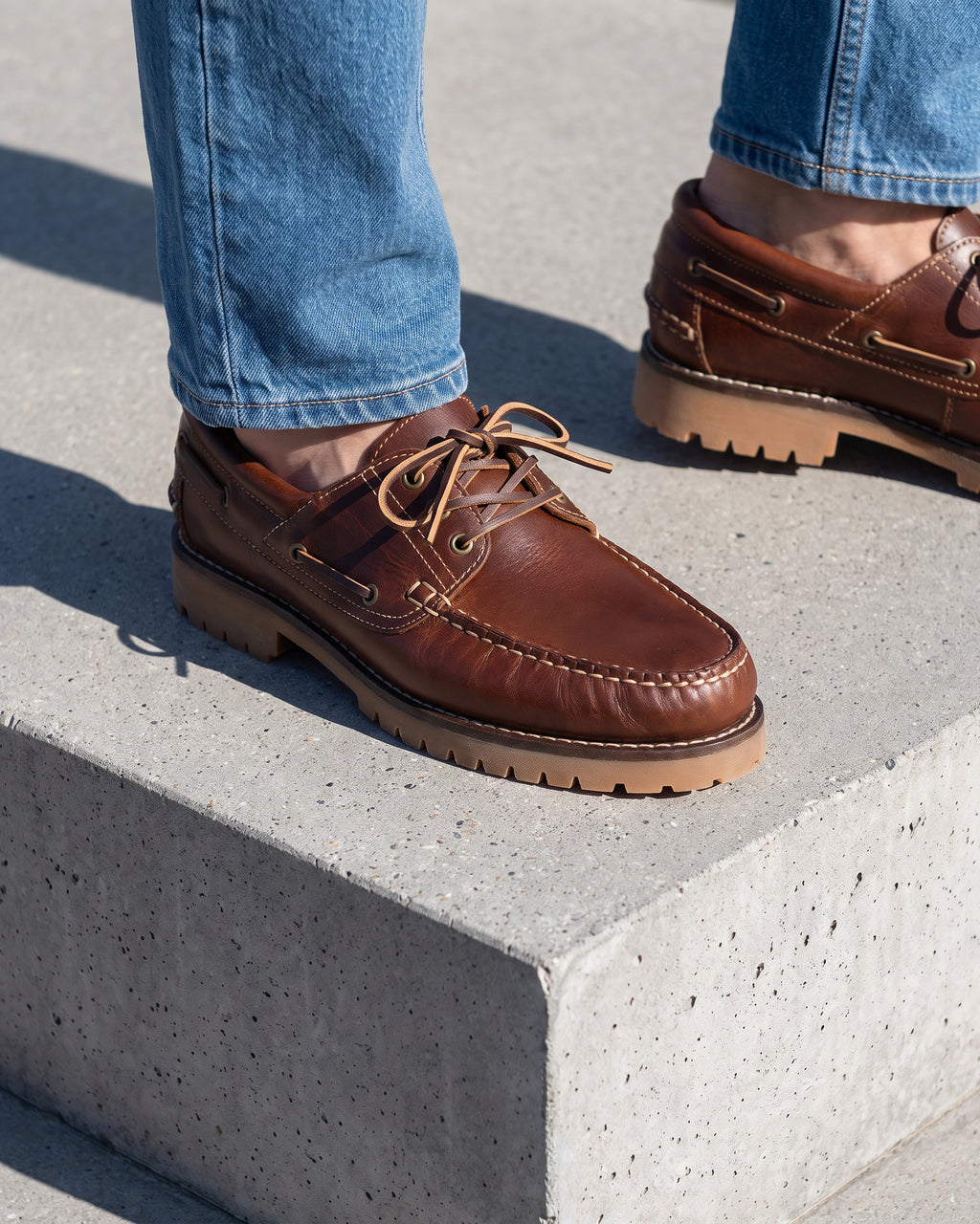 Bruin gladleren Baylands boot – gedragen, op model