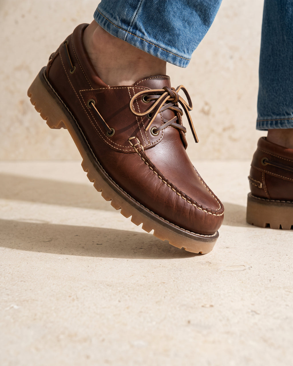 Bruin gladleren Baylands boot – gedragen, op model