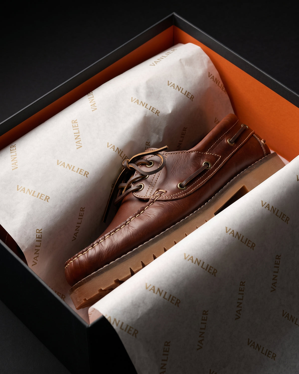 Bruin gladleren Baylands boot – in de doos met vloeipapier