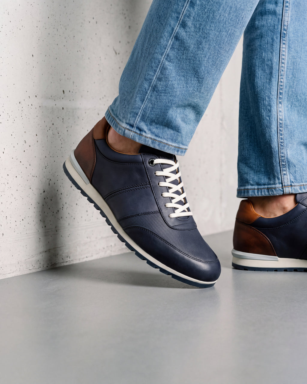 Navy blauw nubuck Anzano sneaker – close-up van het paar op beton