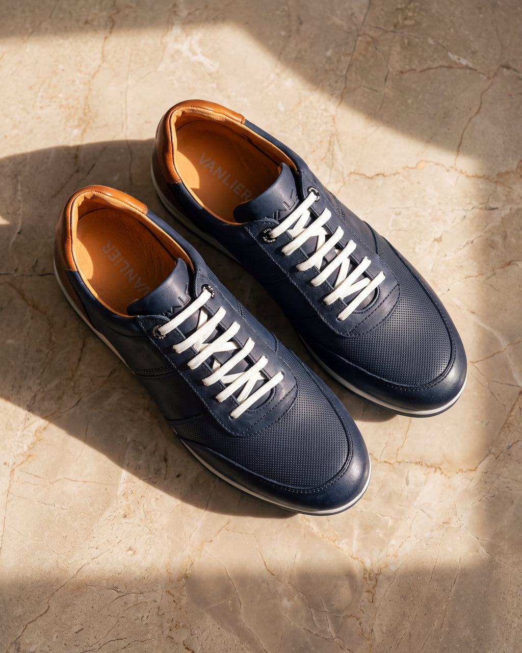 Navy blauw nubuck Anzano sneaker – detail van het paar op marmer