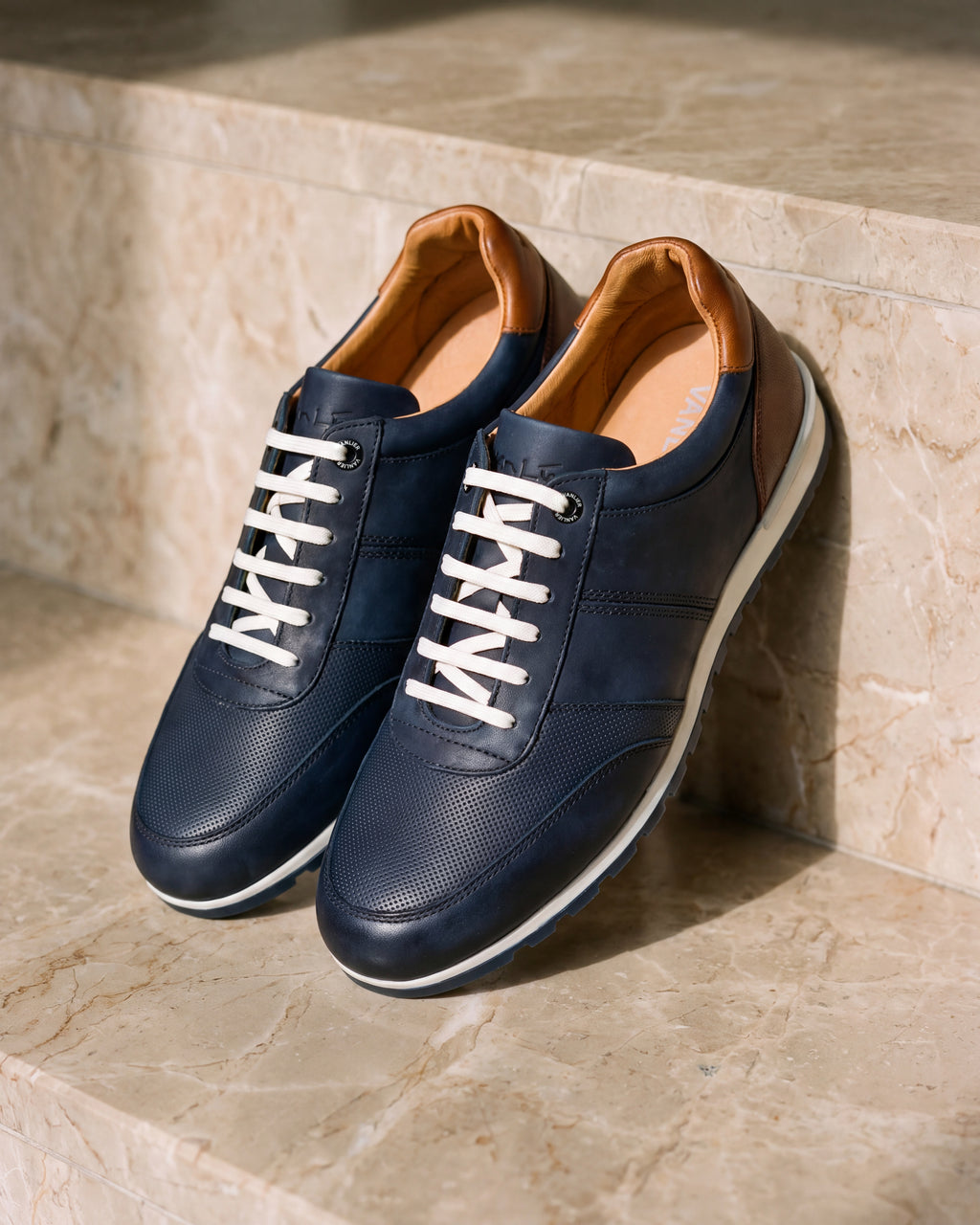Navy blauw nubuck Anzano sneaker – paar op marmer, andere hoek