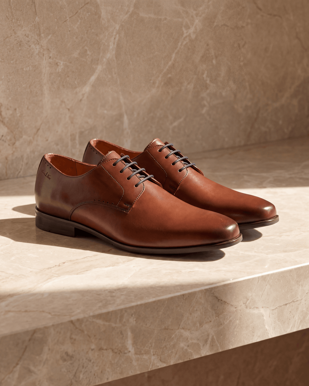 Cognac gladleren Santorini veterschoen – het paar op warm marmer