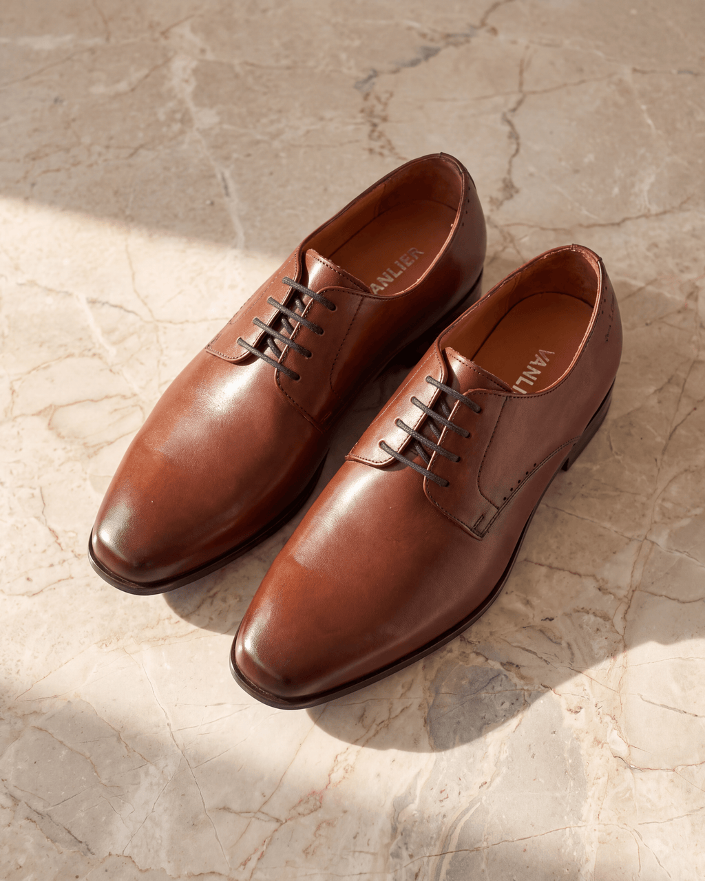 Cognac gladleren Santorini veterschoen – detail op warm marmer