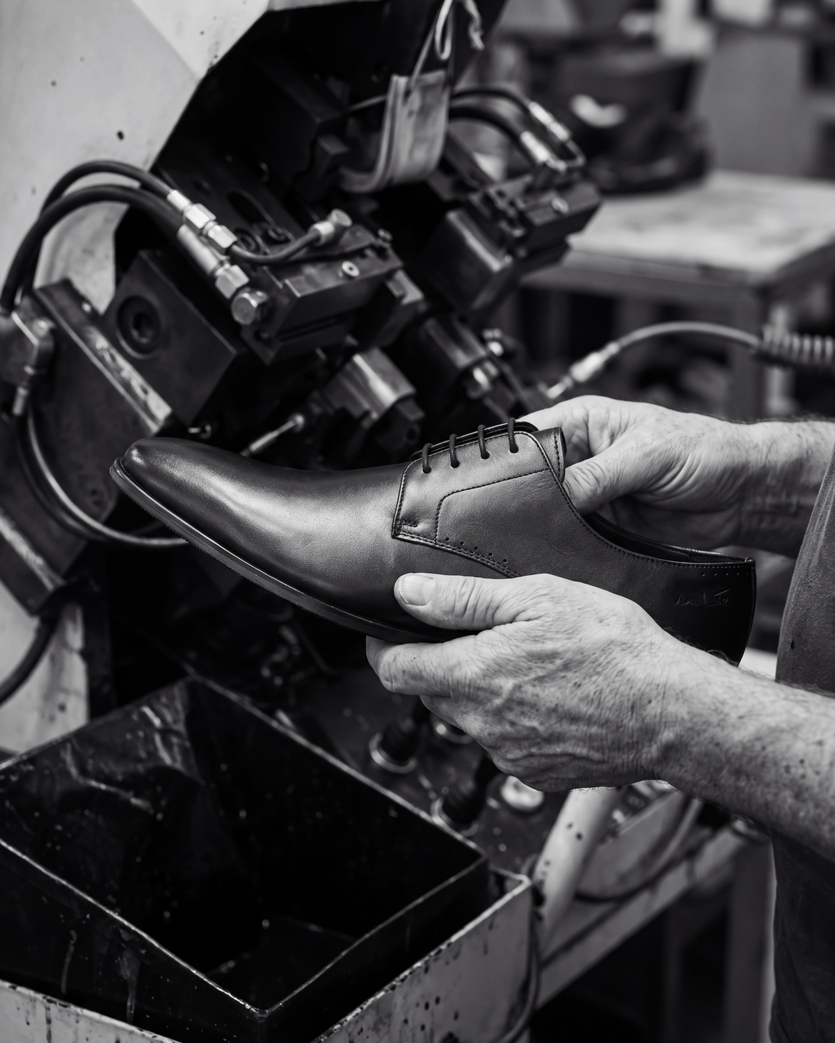 Zwart gladleren Santorini veterschoen – vakmanschap in de fabriek