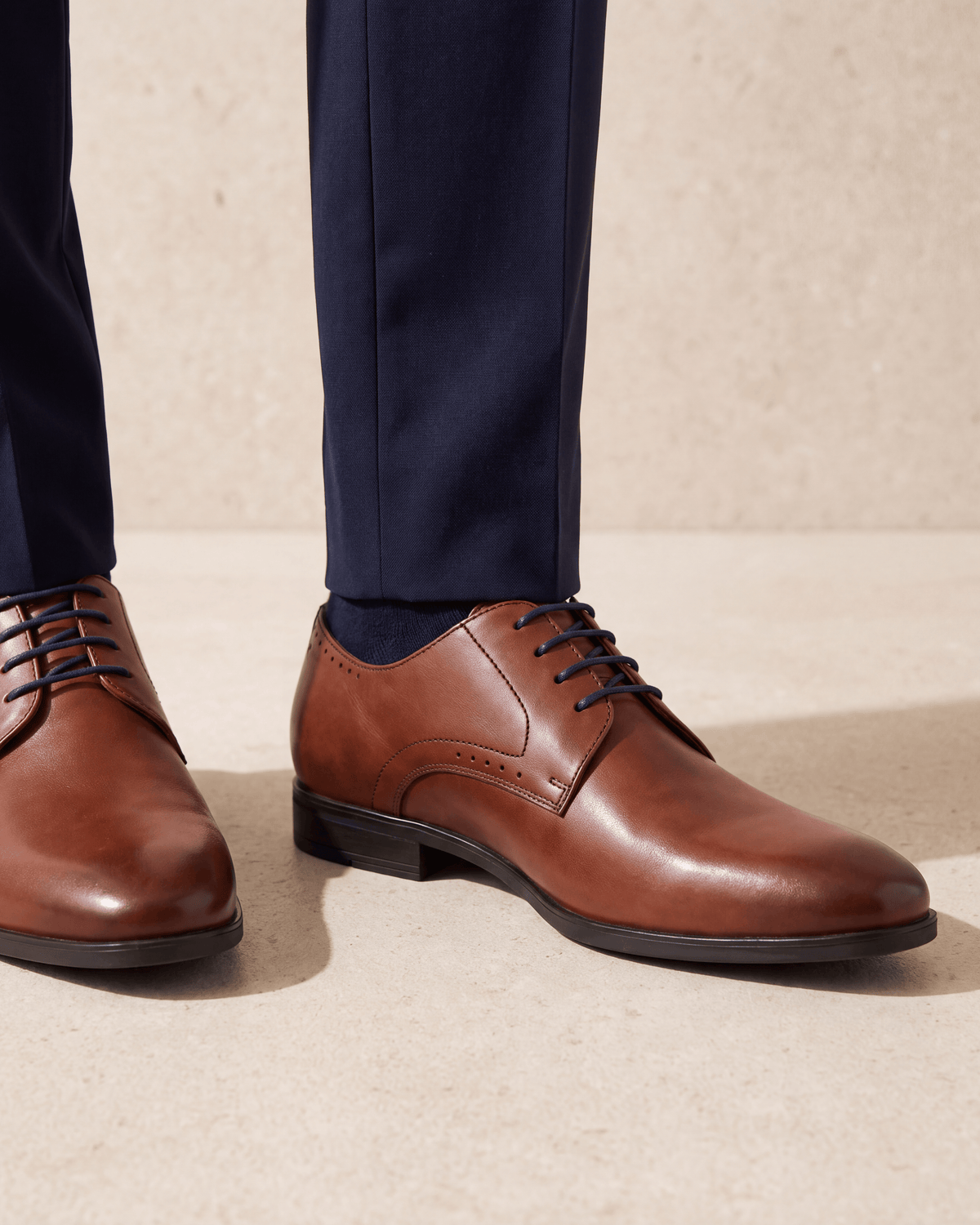 Cognac gladleren Portofino veterschoen – close-up van het paar op kalksteen