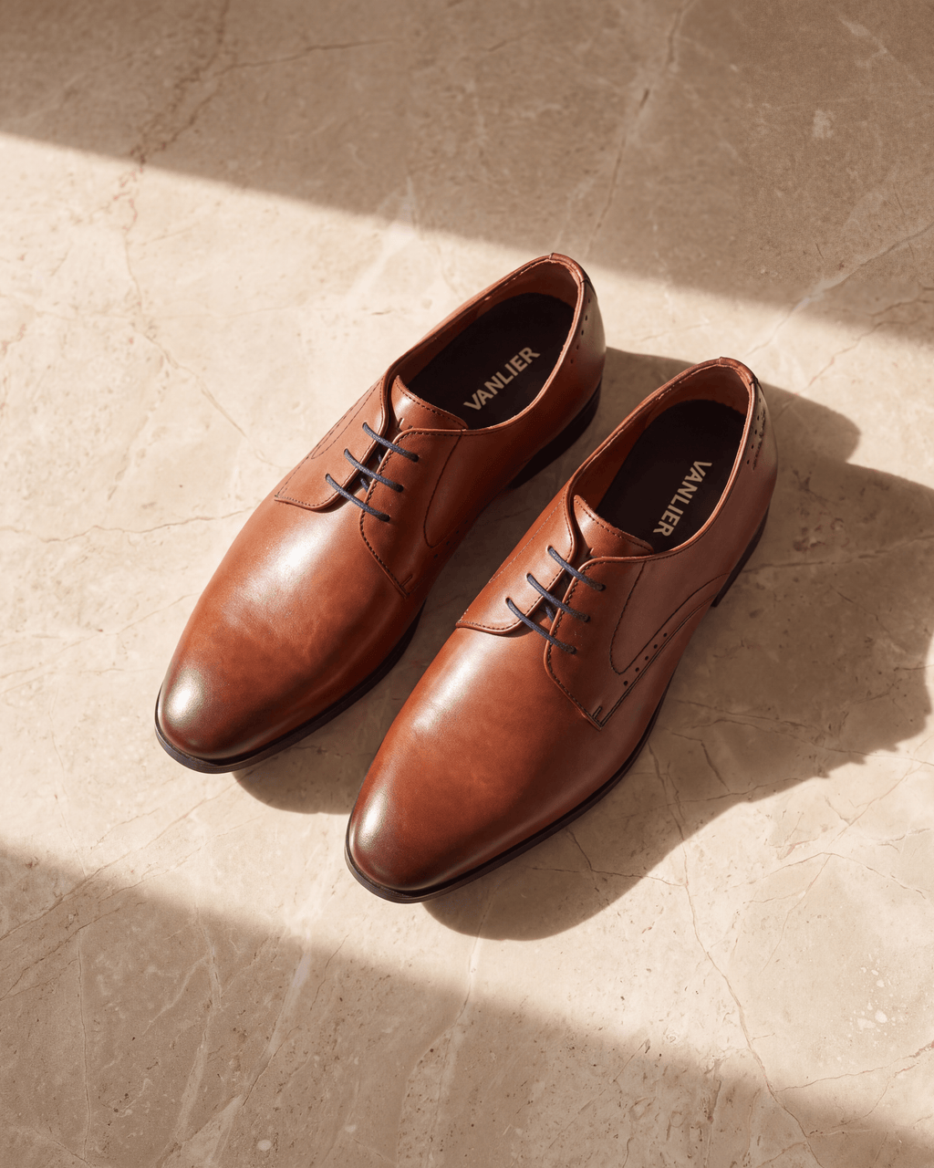 Cognac gladleren Portofino veterschoen – detail op warm marmer