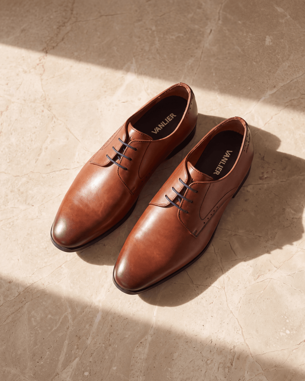 Cognac gladleren Portofino veterschoen – detail op warm marmer