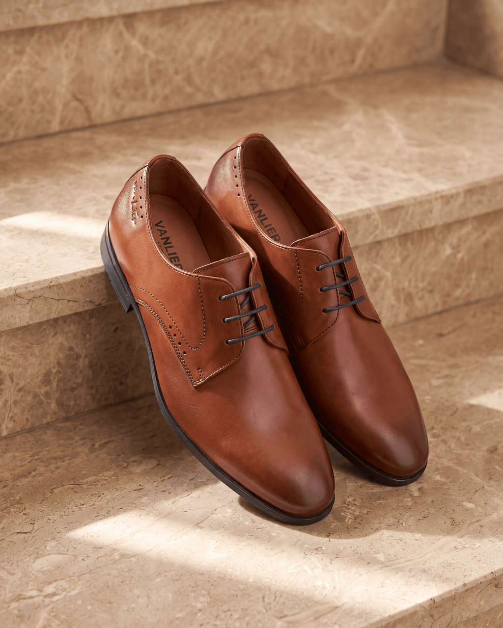 Cognac gladleren Portofino veterschoen – close-up op warm marmer