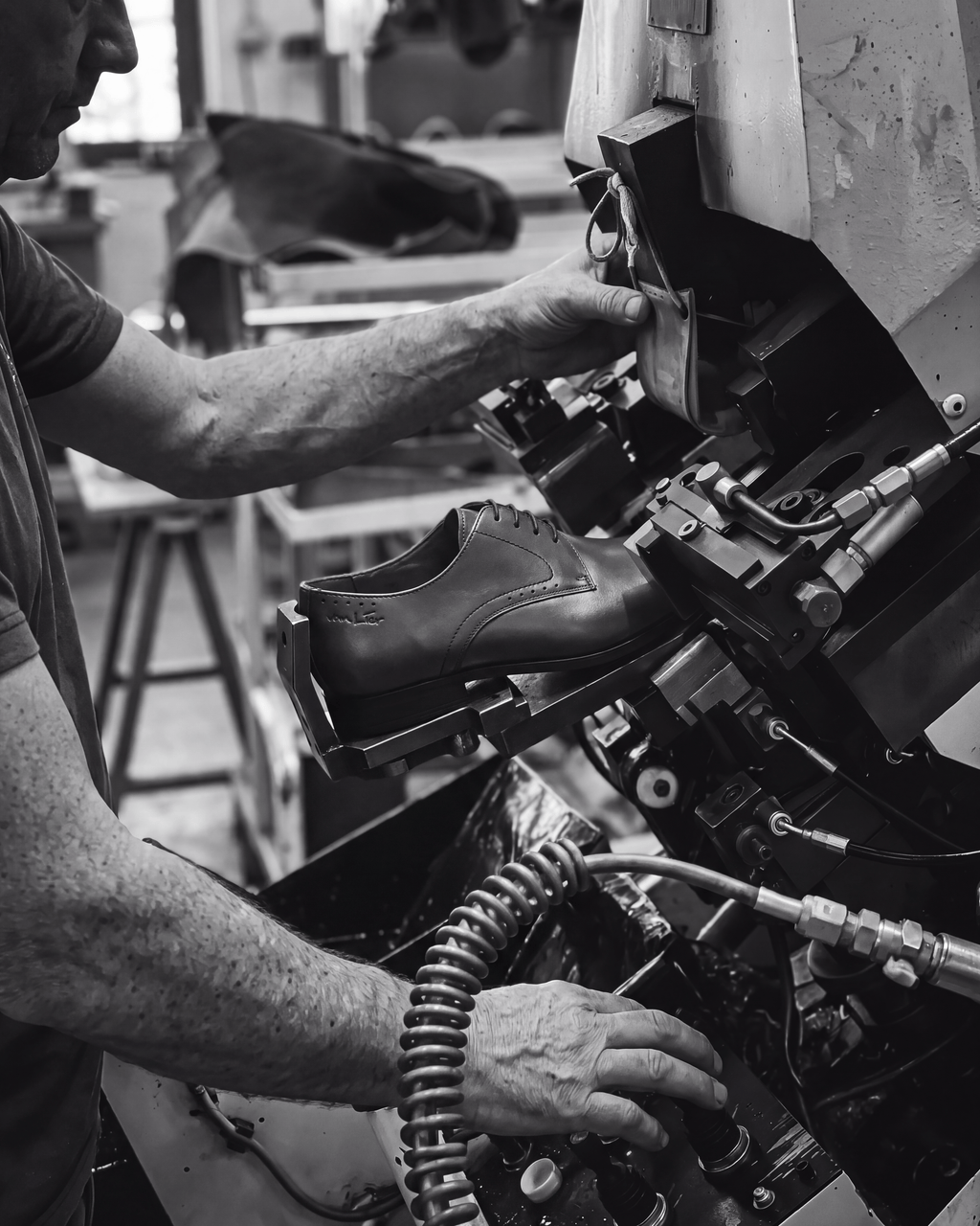 Cognac gladleren Portofino veterschoen – vakmanschap in de fabriek