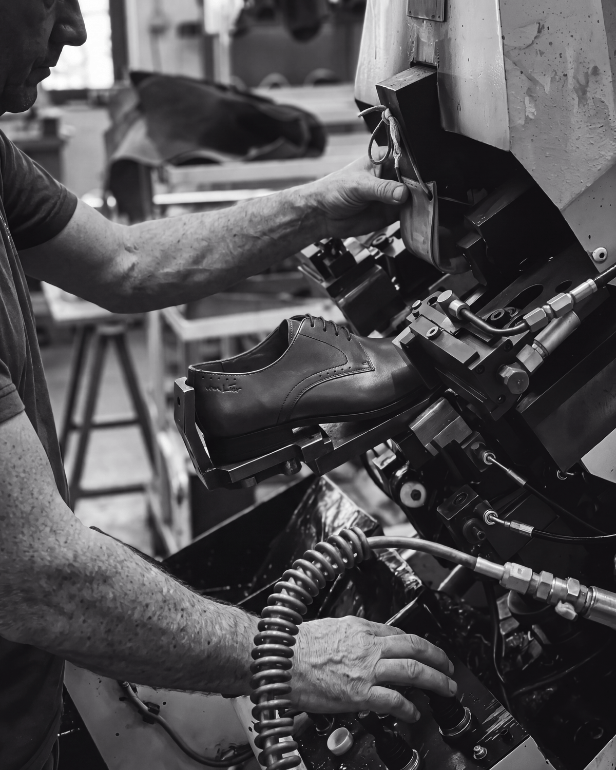 Cognac gladleren Portofino veterschoen – vakmanschap in de fabriek