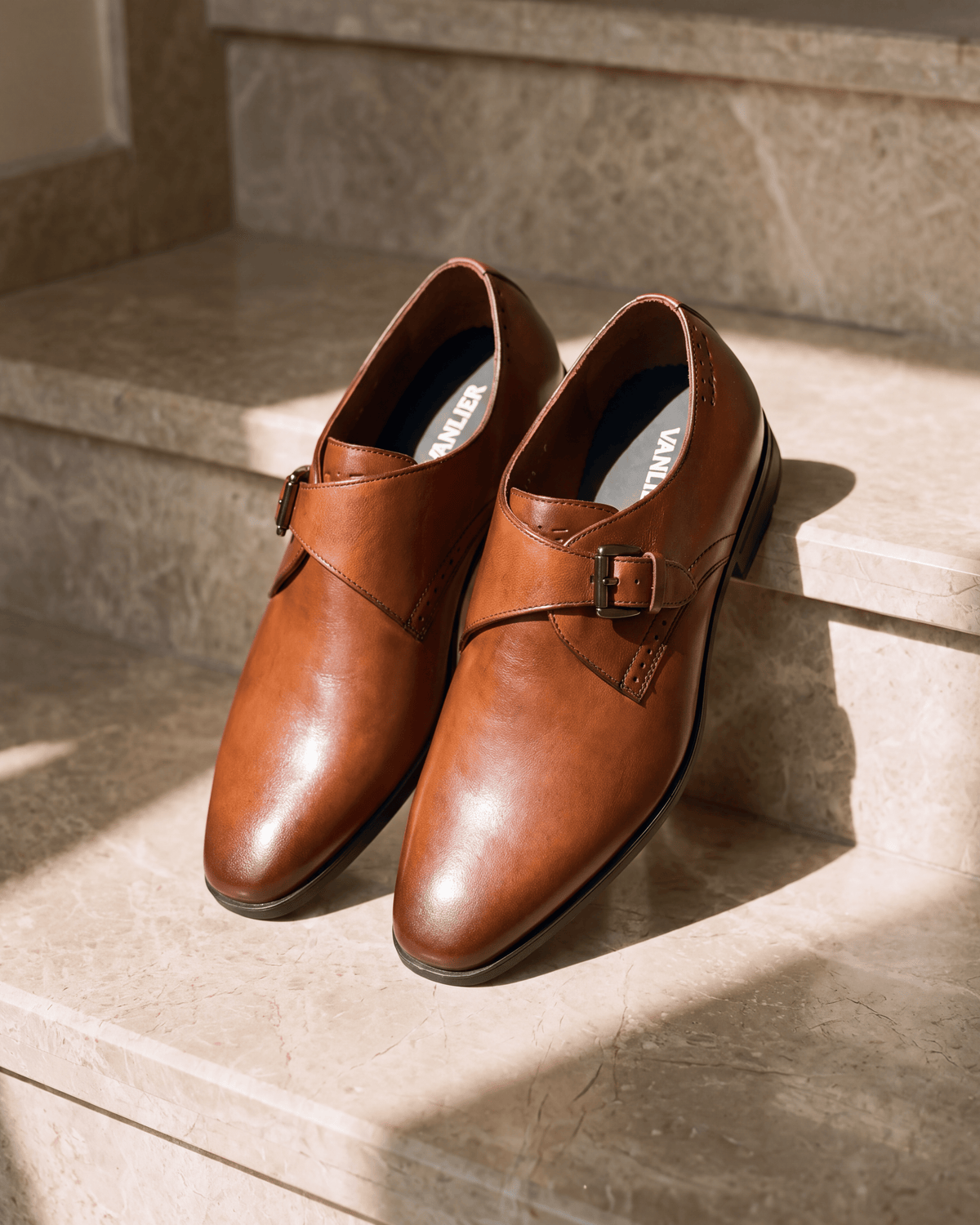 Cognac gladleren Portofino gespschoen – detail op warm marmer