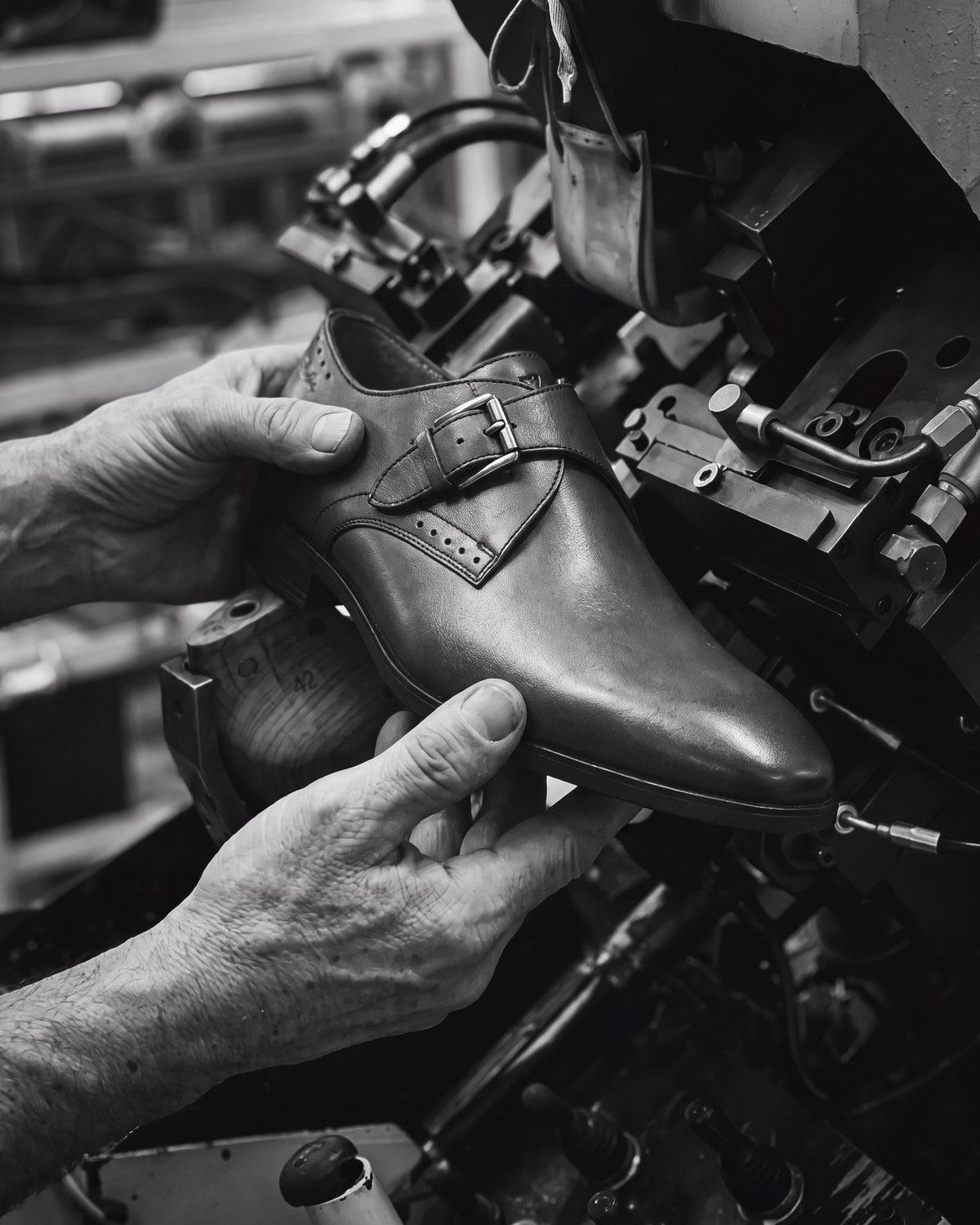 Cognac gladleren Portofino gespschoen – vakmanschap in de fabriek