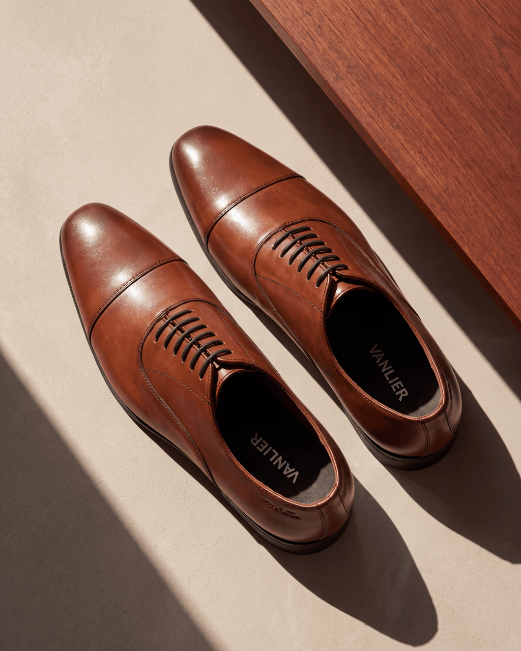 Cognac gladleren Portofino veterschoen – detail op hout en pleisterwerk