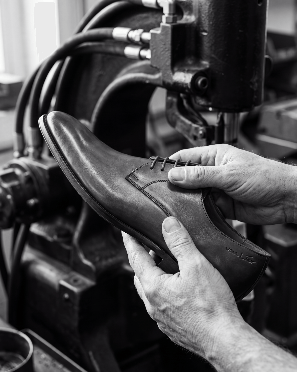 Cognac gladleren Portofino veterschoen – vakmanschap in de fabriek