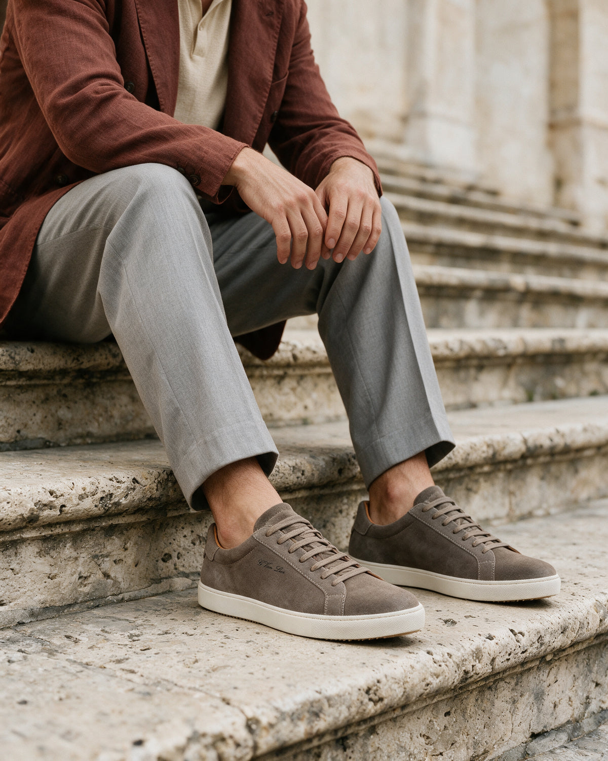 Taupe suède Napoli sneaker – lifestyle gezeten op de trap, andere hoek