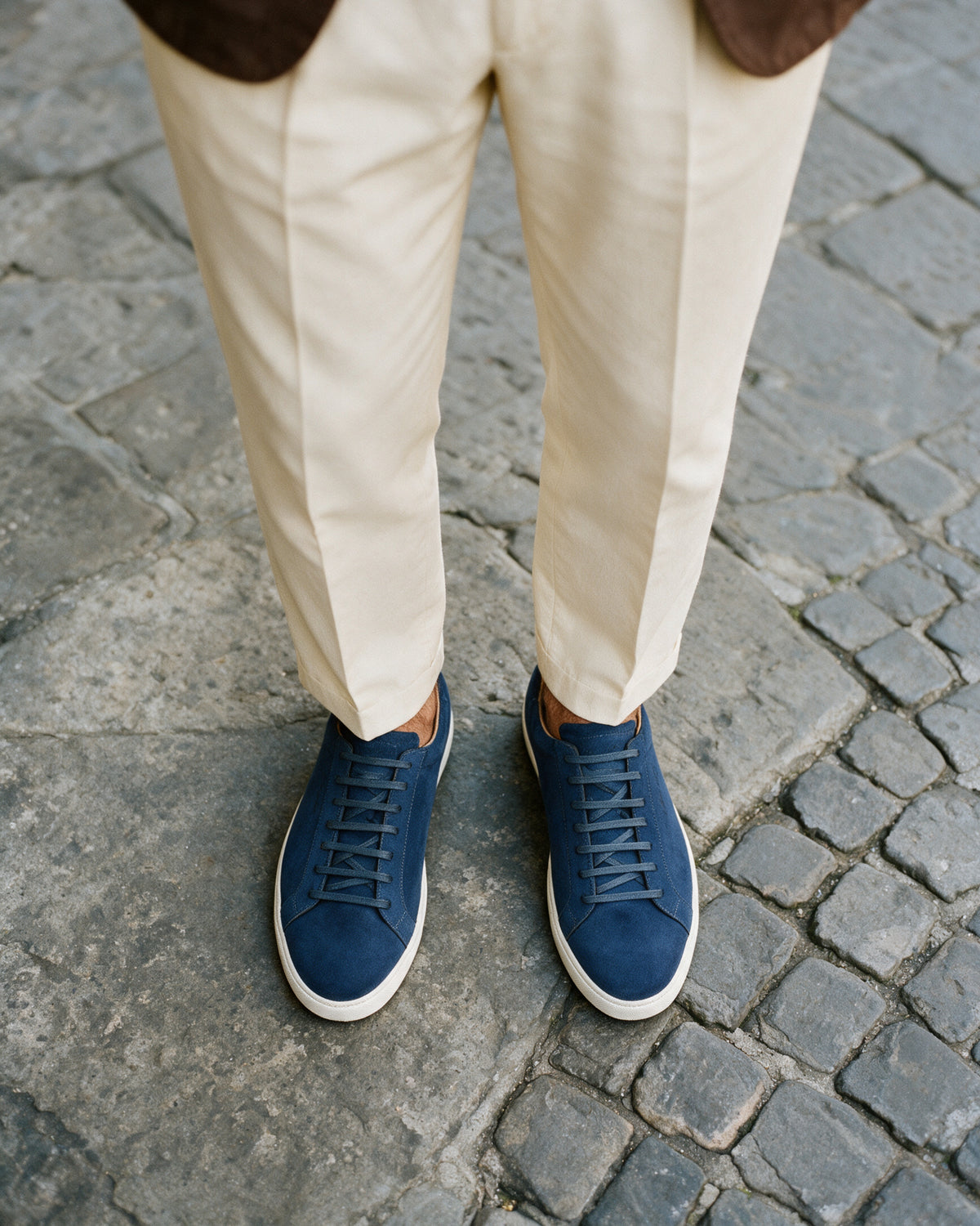 Blauw suède Napoli sneaker – gedragen, kijkend naar beneden
