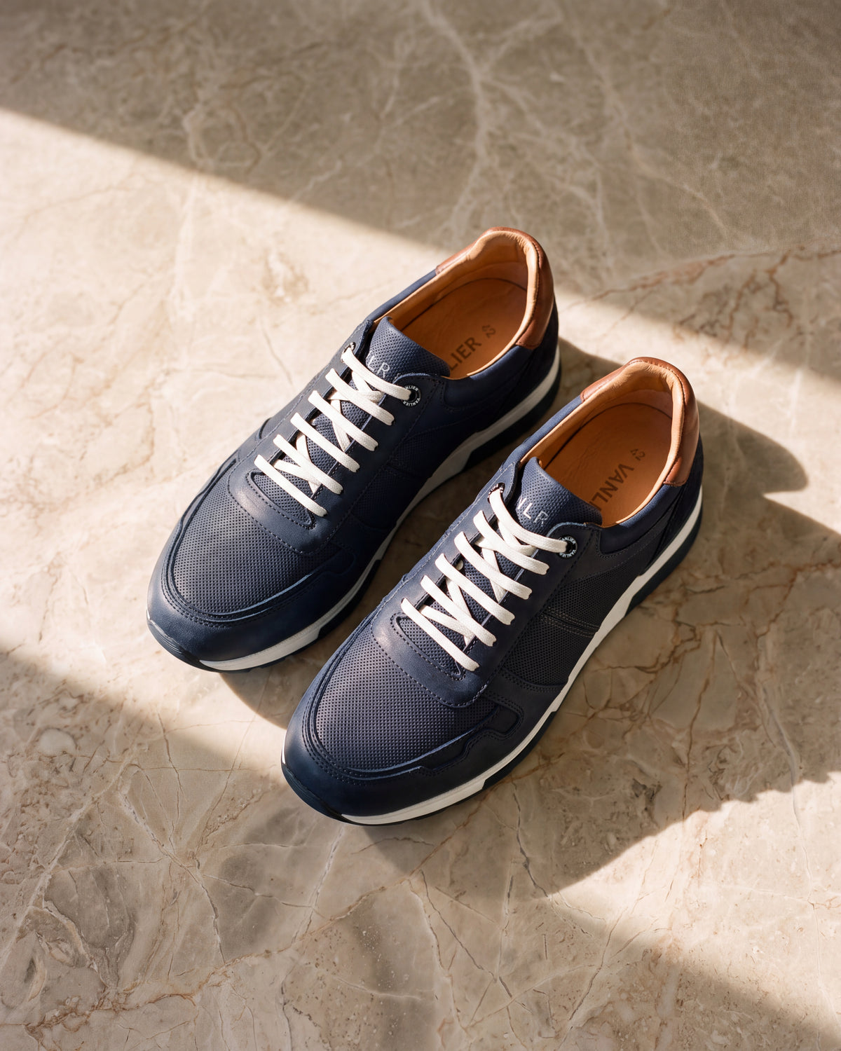 Navy blauw nubuck Positano sneaker – detail van het paar op marmer