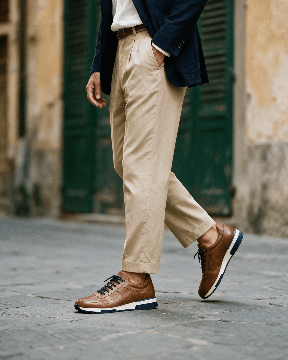 Cognac gladleren Positano sneaker – gedragen, lopend langs luiken